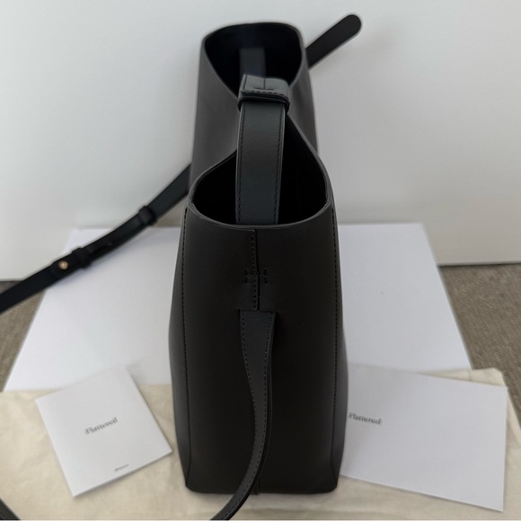 Flattered Classic Leather Bag. Scandinavian Minimalist Brand. Hedda Grande Tote. - Picture 13 of 16